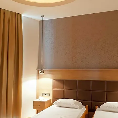 Metropolis Hotel 2*