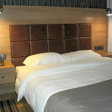 Metropolis Hotel