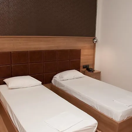 Ξενοδοχείο μετροπολίς 2*