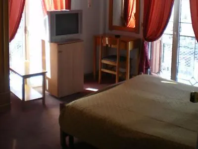 大都会酒店 2* 塞雷